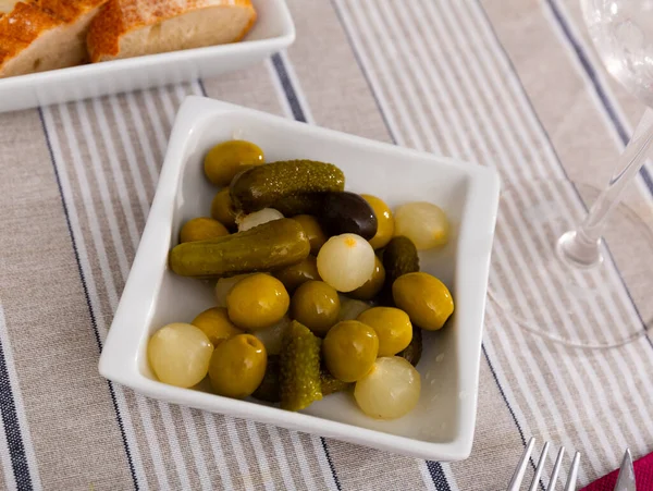 Green Olives Served Pickled Cucumbers Garlic Plate — Stock Photo, Image