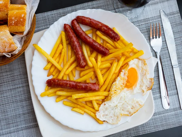 Νόστιμο Πιάτο Τηγανητές Πατάτες Τηγανητά Αυγά Και Τέσσερα Λουκάνικα Κοντινή — Φωτογραφία Αρχείου