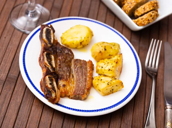 Spaanse Keuken Eetlust Gegrild Rundvlees Spareribs Met Plantaardige Bijgerecht Van — Stockfoto