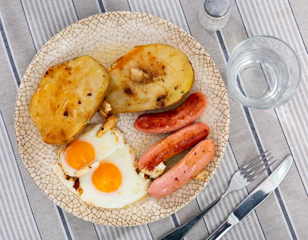 Kiełbaski Smażone Kawałki Ziemniaków Jajka Smażone Podawane Talerzu Innymi Przystawkami — Zdjęcie stockowe