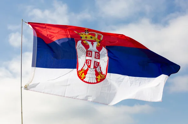 Vlag Van Servië Wappert Wind Tegen Een Blauwe Lucht Achtergrond — Stockfoto
