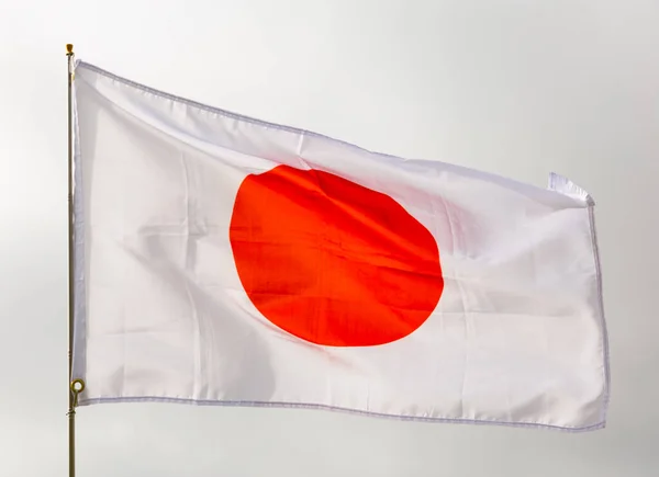 Velká Japonská Vlajka Upevněná Kovové Tyči Vlnící Pozadí Zatažené Oblohy — Stock fotografie