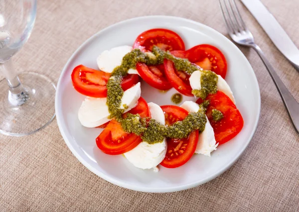 Caprese Popular Snack Italian Cuisine Made Tomatoes Mozzarella Olive Oil — Stock Photo, Image