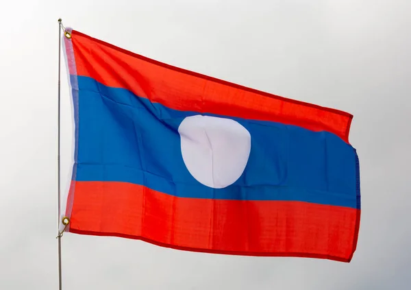 Flagge Der Demokratischen Republik Laos Gegen Den Himmel — Stockfoto