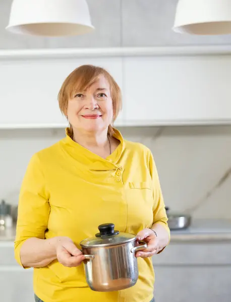 Mujer Madura Sonriente Ropa Casual Posando Con Cacerola Cocina —  Fotos de Stock