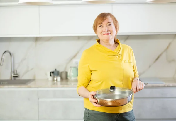 Glückliche Ältere Dame Kocht Küche Mit Warmem Lächeln — Stockfoto