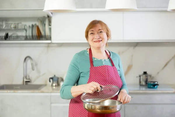 Glimlachende Volwassen Vrouw Schort Poseren Met Koekenpan Keuken — Stockfoto