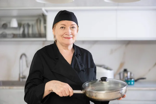 Mujer Madura Confianza Traje Cocinero Que Muestra Alrededor Cocina Hew —  Fotos de Stock