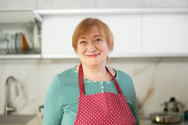 Mulher Sênior Alegre Sua Cozinha Sorrindo — Fotografia de Stock