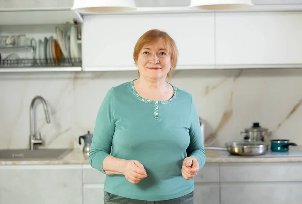 Felice Donna Matura Piedi Nella Sua Cucina Con Sorriso Radioso — Foto Stock