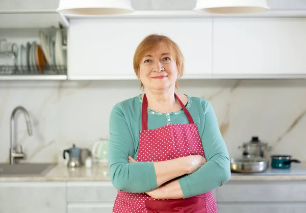 Ευτυχισμένη Ηλικιωμένη Κυρία Στέκεται Στην Κουζίνα Ζεστό Χαμόγελο — Φωτογραφία Αρχείου