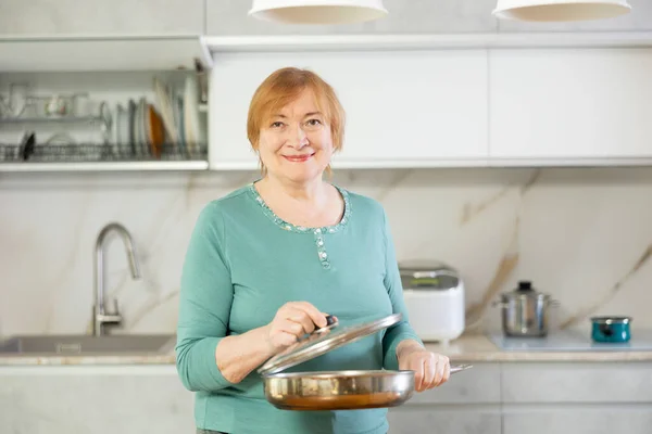 Mulher Adulta Positiva Roupas Casuais Segurando Frigideira Cozinha — Fotografia de Stock