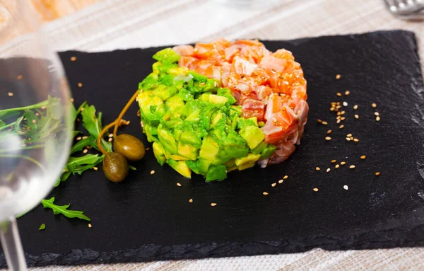 法国料理的国菜是鲑鱼焦油和鳄梨 — 图库照片