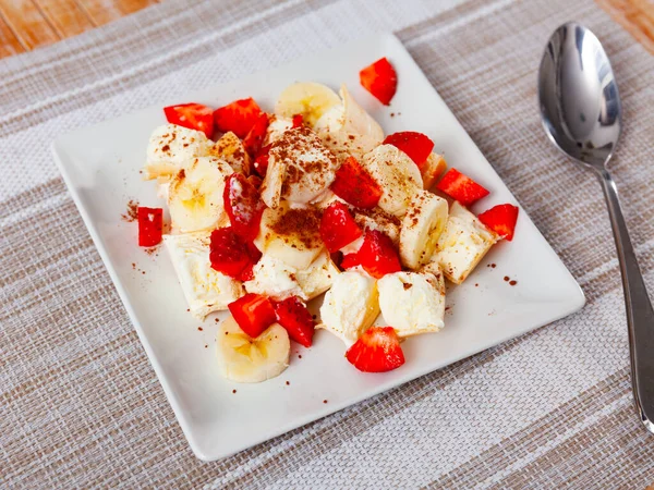 Portion Eis Mit Geschnittenen Erdbeeren Und Bananen Auf Teller Serviert — Stockfoto