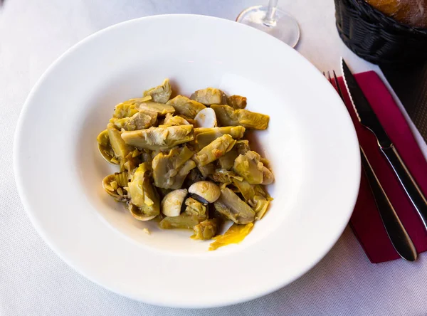 조개류와 맛있게 아티초크 요리가 고품질 — 스톡 사진