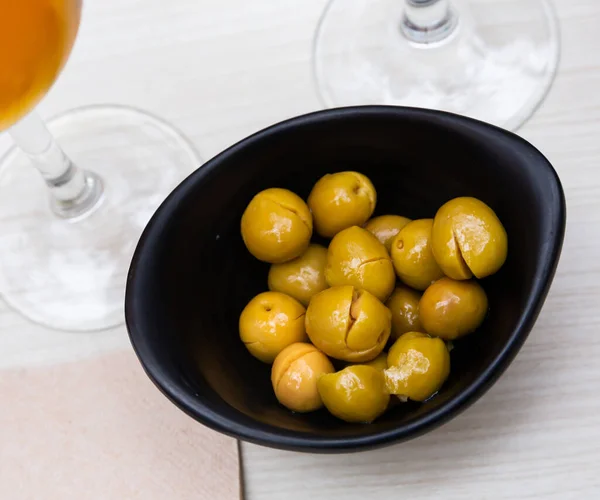 Eingelegte Oliven Mit Einem Stein Eine Typisch Spanische Tapas Einem — Stockfoto