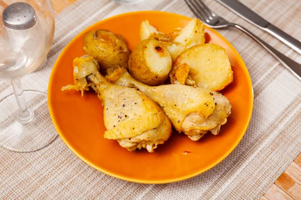 Barbecued Chicken Leg Boiled Potatoes Closeup Plate — Stock Photo, Image