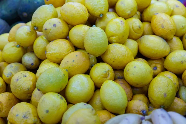 Sacco Limoni Freschi Biologici Gialli Sullo Scaffale Del Supermercato — Foto Stock