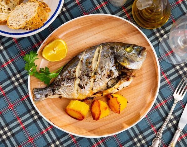 Dorado Ψάρι Λεμόνι Και Πατάτες Σερβιρισμένες Στο Πιάτο Closeup — Φωτογραφία Αρχείου