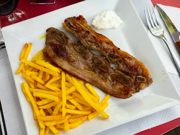 라스쿠 감자를 곁들인 쇠고기 스테이크의 — 스톡 사진