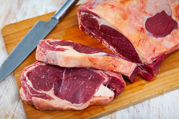 Rindfleisch Scheiben Geschnitten Auf Holzbrett Mit Messer — Stockfoto