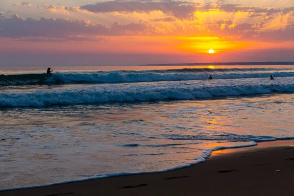夏日阳光明媚的海浪和夕阳西下的照片 色调五彩斑斓 — 图库照片