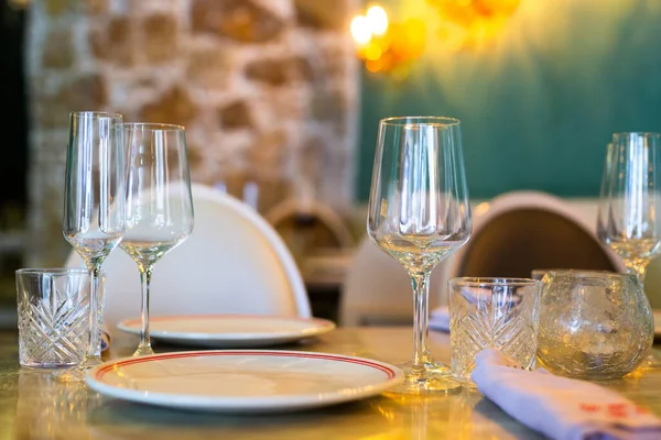 Elegante Glazen Versierde Borden Houten Tafel Het Restaurant — Stockfoto