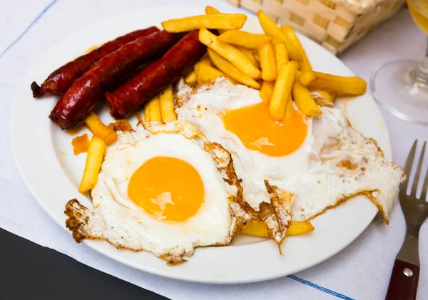 Cuisine Navarre Huevos Con Chistorra Fried Eggs Sausages French Fries — Stock Photo, Image