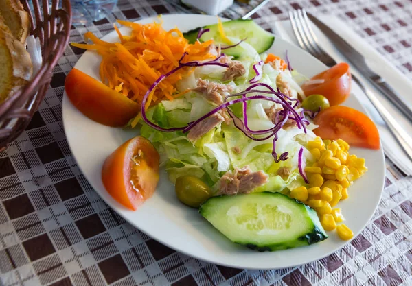 Frischer Salat Mit Mischgemüse Gekochten Karotten Und Mais Auf Dem — Stockfoto