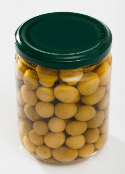 Aceitunas Verdes Enteras Marinadas Frasco Vidrio Sobre Superficie Blanca Snack — Foto de Stock