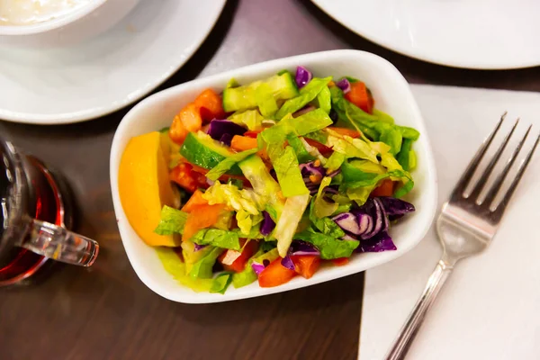 Imagem Uma Salada Legumes Choban Saborosa Saudável — Fotografia de Stock