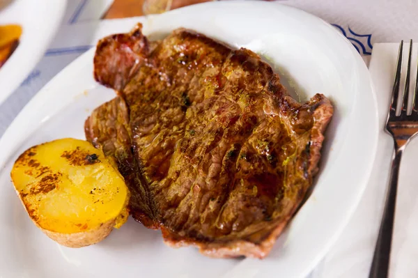 Steak Boeuf Avec Pommes Terre Sur Une Assiette Blanche Photo — Photo