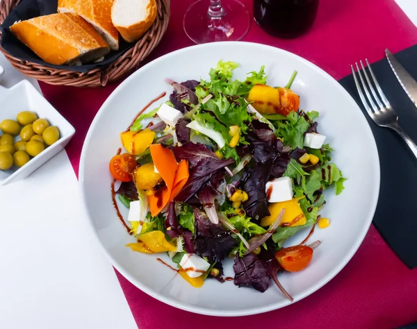 Salade Fraîche Avec Mélange Légumes Verts Tomates Cerises Morceaux Mangue — Photo