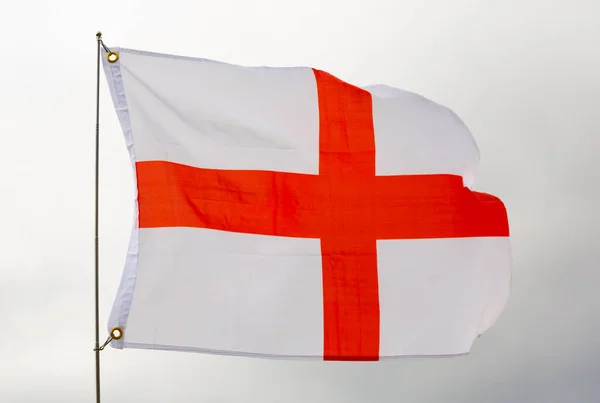 昼間は澄んだ空を背景に金属製の棒で固定された英国の大きな旗 — ストック写真