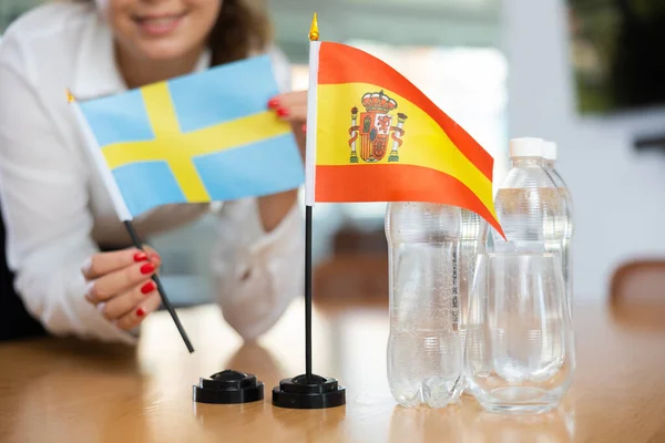 Pequeña Bandera España Sobre Mesa Con Botellas Agua Bandera Suecia —  Fotos de Stock