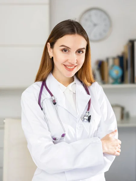 Retrato Una Doctora Amigable Consultorio Clínico — Foto de Stock