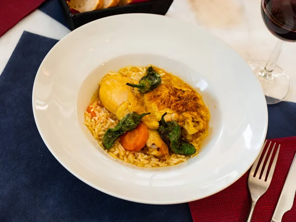 皿の上にご飯と唐辛子のパドロンと鶏もも肉カレーの人気料理 — ストック写真
