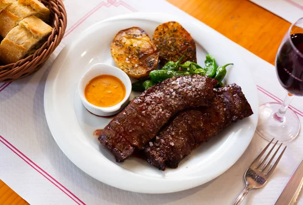 기름을 벗기지 감자를 곁들인 푸석푸석 침팬지 맛있는 쇠고기 스테이크 — 스톡 사진