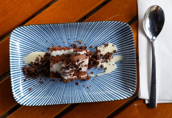 Кусок Шоколадного Торта Подается Белой Тарелке — стоковое фото