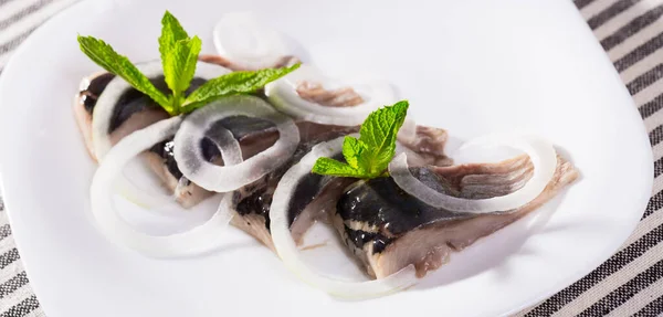 Filete Arenque Mediterráneo Servido Con Aros Cebolla Rodajas — Foto de Stock