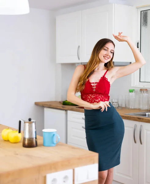 Mutlu Gülümseyen Kadın Evde Mutfakta Dans Ediyor — Stok fotoğraf