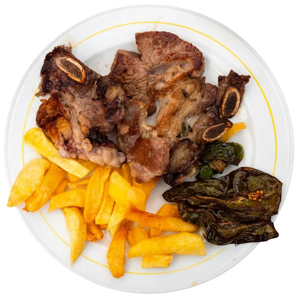食欲をそそるチュラスコは フランスのフライドポテトと焼きたての緑のポブラノピーマンのサイド料理を提供するいくつかのリブを焼きました 伝統的なスペイン料理 白地に隔離された — ストック写真