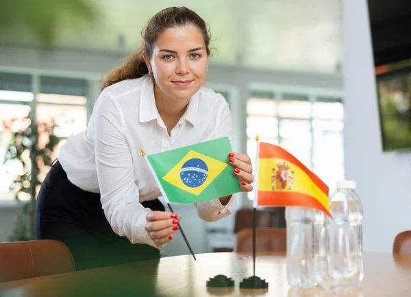 Jonge Vrouw Bedrijfskleding Zet Vlaggen Van Brazilië Spanje Onderhandelingstafel — Stockfoto