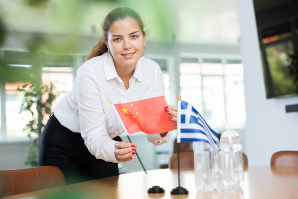 Jovem Assistente Montando Bandeiras Gregas Chinesas Para Negociações Internacionais — Fotografia de Stock