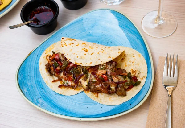 Tradycyjne Meksykańskie Tacos Wołowiną Warzywami Przyprawami Talerzu Restauracji — Zdjęcie stockowe