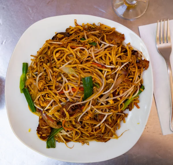 中国の人気料理は 辛いソースで牛肉の部分と野菜と揚げ麺のメニューをチャウ — ストック写真