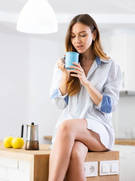 Молодая Позитивная Женщина Чашкой Кофе Наслаждаясь Утренней Рутины Кухне — стоковое фото