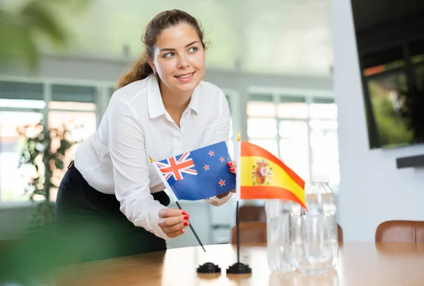 Giovane Donna Positiva Che Mette Piccola Bandiera Dell Australia Sul — Foto Stock