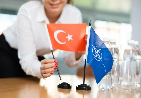 Jonge Vrouwelijke Assistente Zet Nato Turkse Vlaggen Voor Internationale Onderhandelingen — Stockfoto