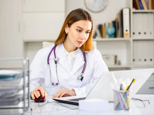 Young Female Physician Sitting Table Office Using Laptop — Stock Photo, Image